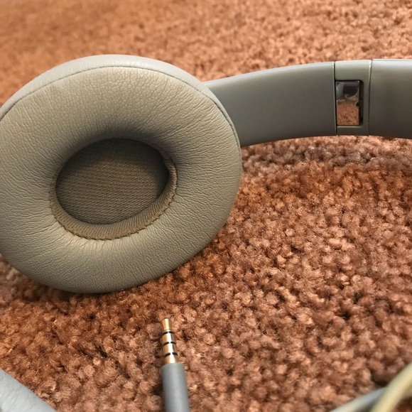 Beats by Dr. Dre Solo 2 On-Ear Wireless Headphones - Picture 6 of 8